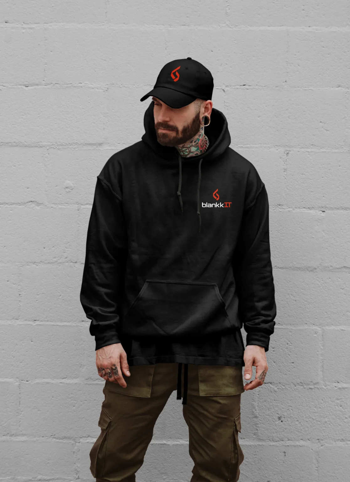 Schwarzer Hoodie und Cap mit dem blankkIT-Logo als Merchandise-Mockup.