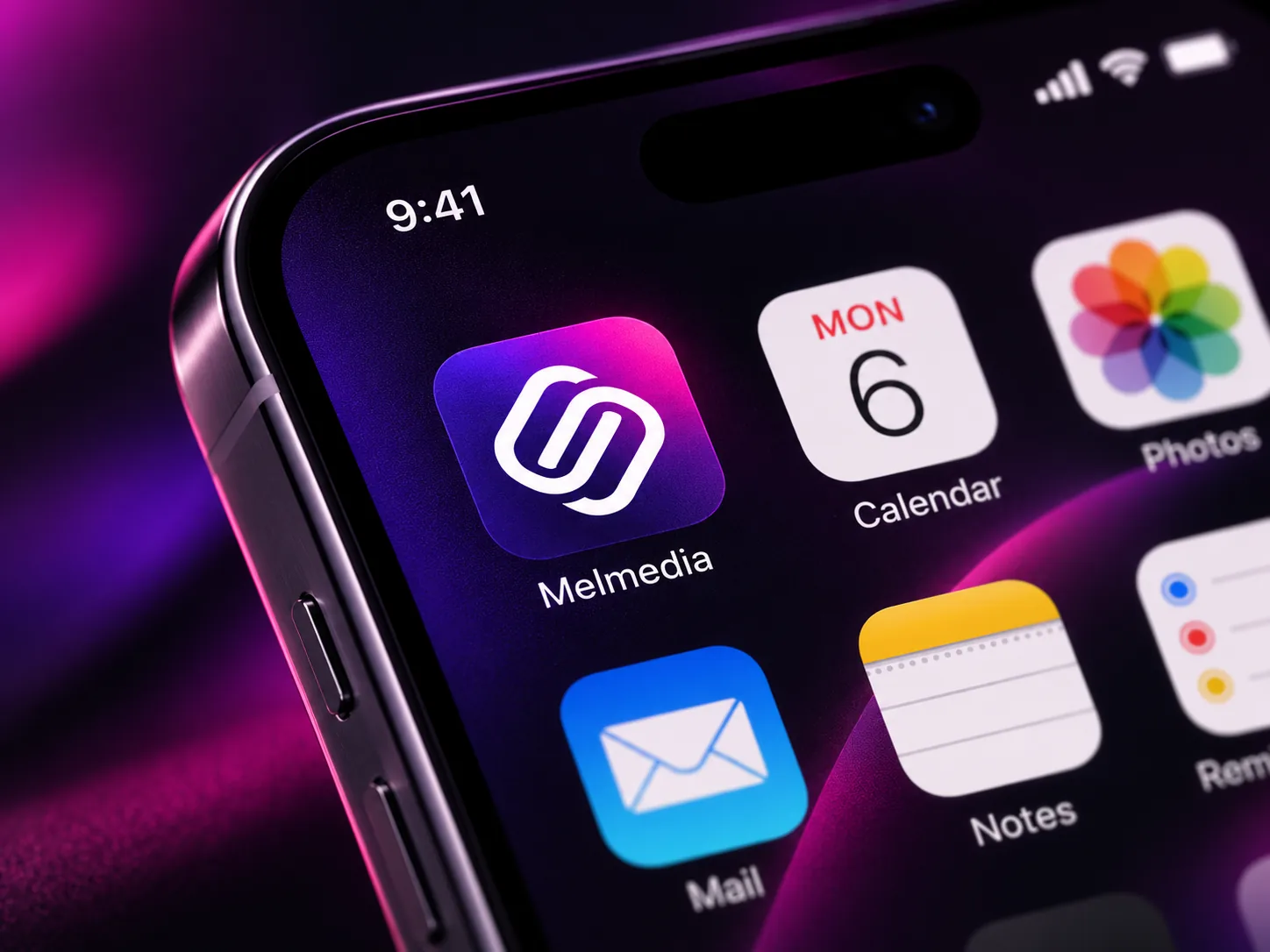 Melmedia-Bildmarke als App-Icon auf einem Smartphone.